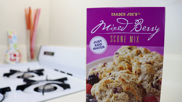 Trader Joe's(トレーダージョーズ)のミックスド・ベリー・スコーンの作り方 1
