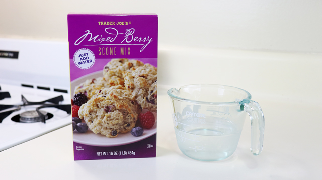 Trader Joe's(トレーダージョーズ)のミックスド・ベリー・スコーンの作り方 2