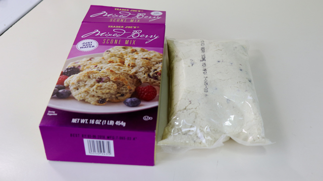 Trader Joe's(トレーダージョーズ)のミックスド・ベリー・スコーンの作り方 3
